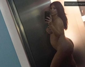 Kim Kardashian posa nua