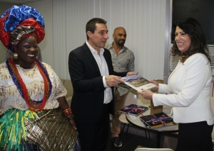 Ministro do Turismo de Mendoza, Javier Spina, é recebido pela diretora de Promoções da Bahiatursa, Rosana França  - Foto - Marcelo Poletto - Divulgação