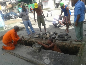 Cansados de esperar pelos serviços da Prefeitura, moradores de Nova Constituinte, colocam a mão na massa