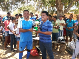 Deputado Roberto Carlos entrega troféu no campeonato João Paulo II