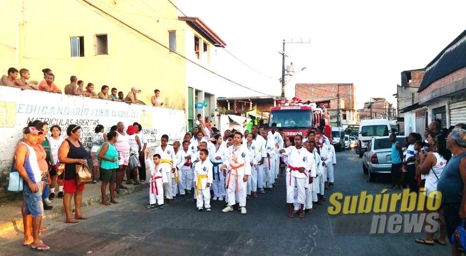 Atletas do Karatê Guerreiros do Rio Sena são recebidos com festa no Subúrbio 