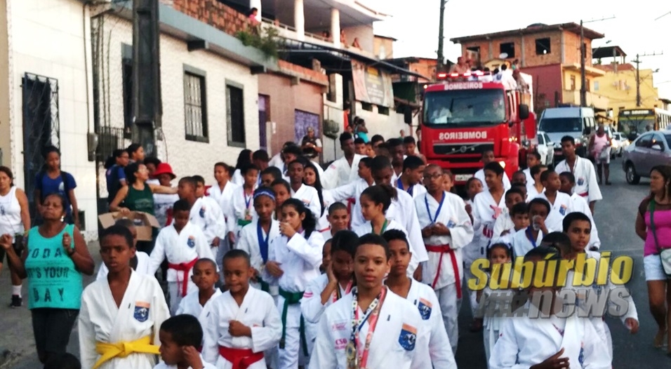 Atletas do Karatê Guerreiros do Rio Sena são recebidos com festa no Subúrbio 