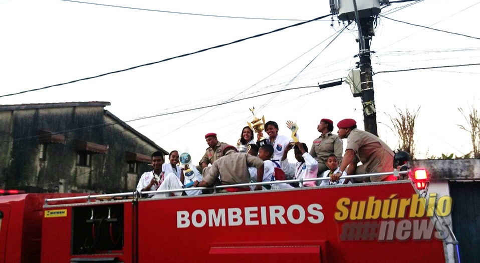 Atletas do Karatê Guerreiros do Rio Sena são recebidos com festa no Subúrbio 