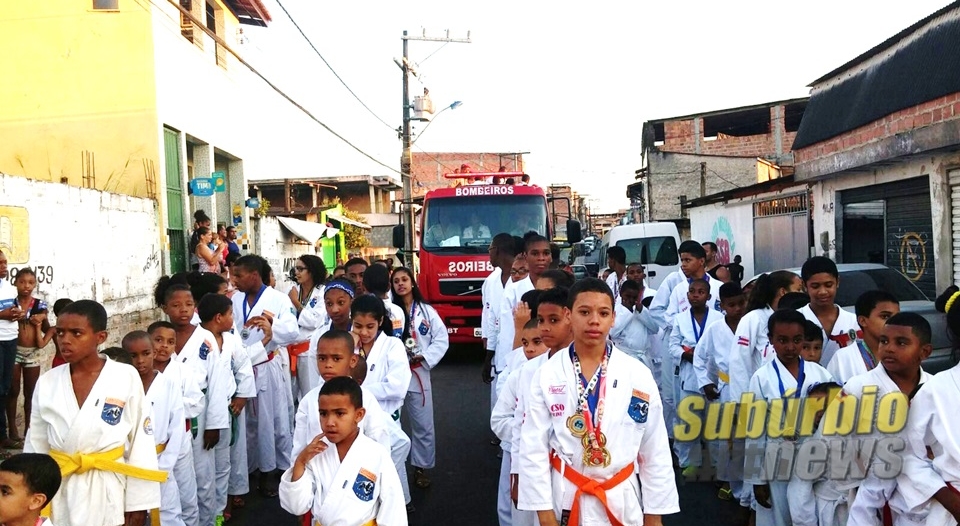 Atletas do Karatê Guerreiros do Rio Sena são recebidos com festa no Subúrbio 