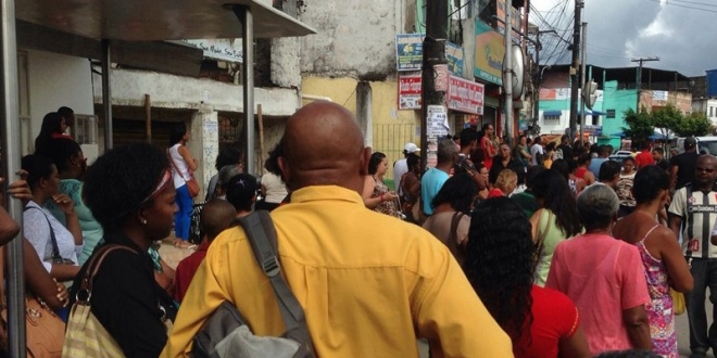 Subúrbio de Salvador: moradores voltam a reclamar, devido à longa espera nos pontos de ônibus - Foto: Álvaro Silva 