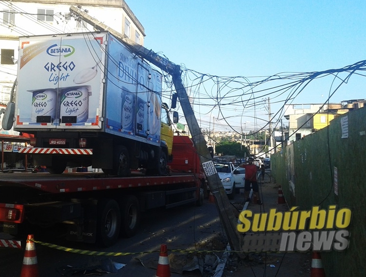 carro bate em poste em Periperi 1