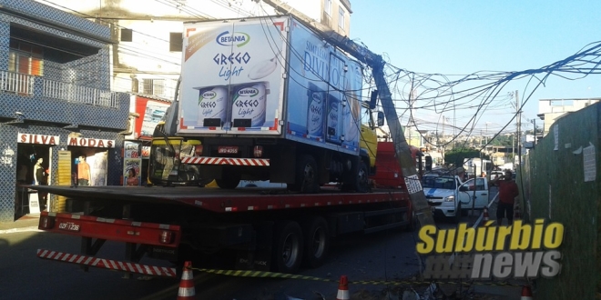 Carro bate em Poste em Periperi