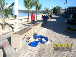 Vândalos destroem lixeiras na praia de tubarão