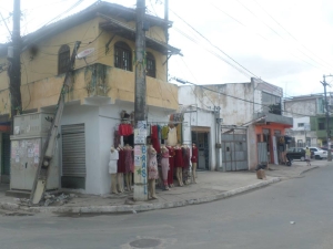 Poste quebrado ao lado da Delegacia de Periperi - Foto: Digo Brunelli