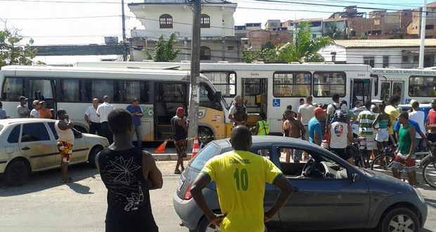 Após bater em ônibus, micro-ônibus invade calçada e mata pedestre em Itapuã (Foto: Itapuã City)