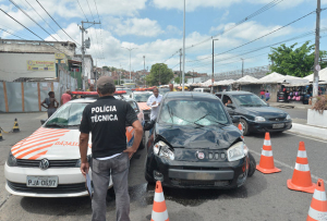 Carro atropelou três pessoas (Foto: Betto Jr/CORREIO)