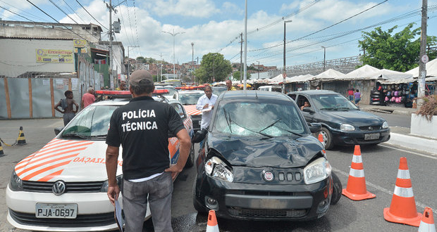 Carro atropelou três pessoas (Foto: Betto Jr/CORREIO)