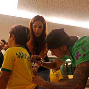 Tietado, atacante Neymar autografou camisa do filho de Ivete (Foto: Reprodução/Instagram)