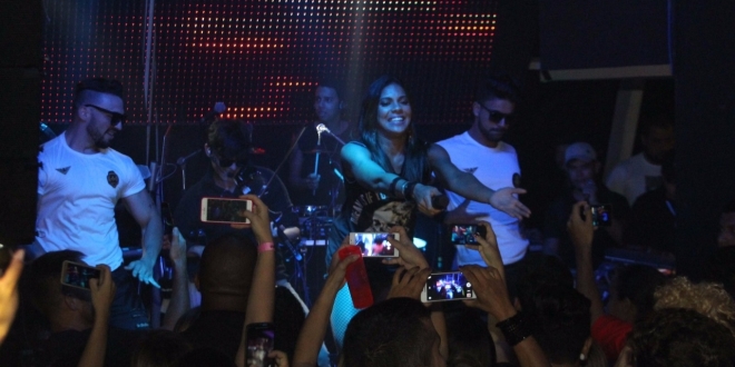 Aline Riscado e Larissa Mello curtem show da Vingadora em Salvador