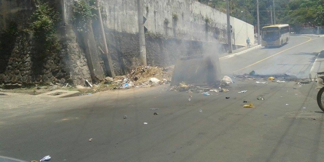 Vândalos ateiam fogo em caixa de lixo - Foto: Rosy