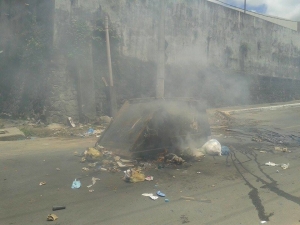 Vândalos ateiam fogo em caixa de lixo - Foto: Rosy