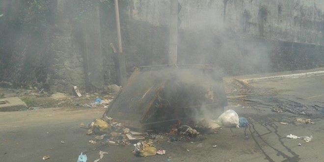 Vândalos ateiam fogo em caixa de lixo - Foto: Rosy