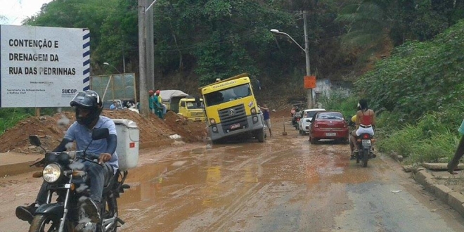 Caçamba cai em buraco em Periperi - Foto: Uendel Alves