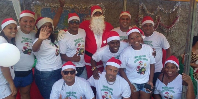 Grupo de Praia Grande faz alegria da criançada neste Natal