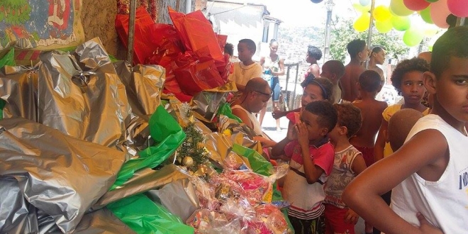 Grupo de Praia Grande faz alegria da criançada neste Natal