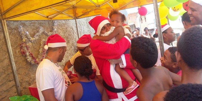 Grupo de Praia Grande faz alegria da criançada neste Natal