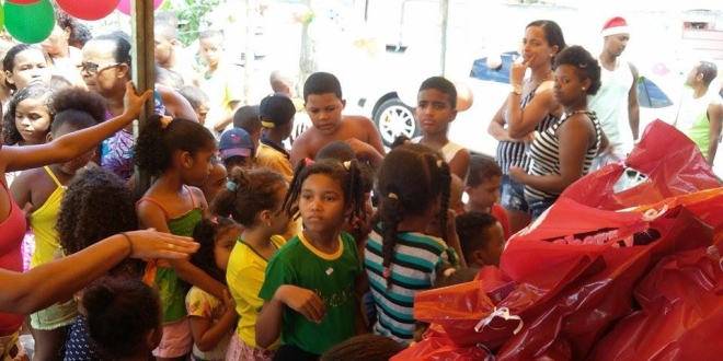 Grupo de Praia Grande faz alegria da criançada neste Natal