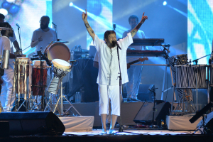 Saulo Fernandes sobe ao palco do Réveillon Salvador 2016 - Foto: Max Haack