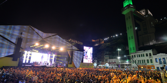 Saulo Fernandes sobe ao palco do Réveillon Salvador 2016 - Foto: Max Haack