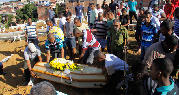 Amigos e familiares se despedem de Helenilva (Foto: Almiro Lopes/CORREIO)