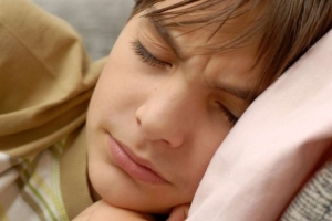Seu filho range os dentes quando dorme? Saiba o que fazer