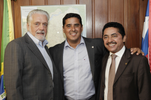 Jaques Wagner, governador da Bahia, se reúne com o Deputado Roberto Carlos e os prefeitos de sua base. Fotos Mateus Pereira/GOVBA