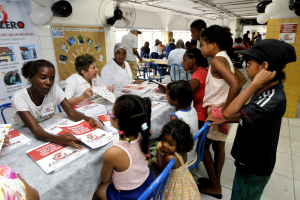 Secretárias da Saúde e da Educação realizam campanha de conscientização no Dia Nacional de Mobilização da Educação contra o Aedes Aegypti, no Colégio Estadual Helena Matheus e Restaurante Popular do Comércio. Foto: Camila Souza/GOVBA