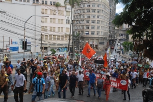 28.03.2016 - Em greve, servidores da Transalvador realizam  ação social na Praça da Piedade (2)