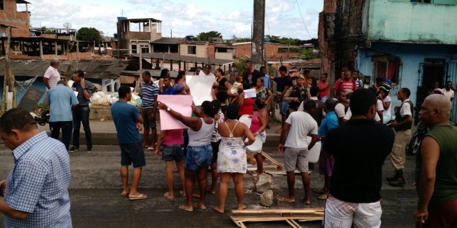 Manifestação no bairro de Lobato - Fotos: Whatsapp