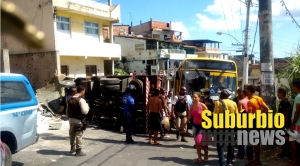 Caminhão vira na ladeira Alto do Cabrito e Boa Vista do Lobato 1