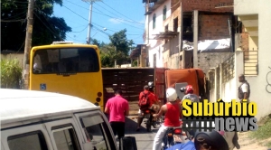 Caminhão vira na ladeira Alto do Cabrito e Boa Vista do Lobato