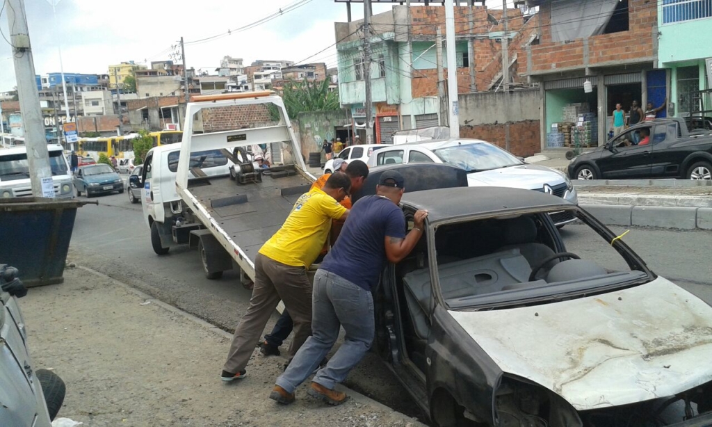 Retirada de Sucata da Avenida Suburbana