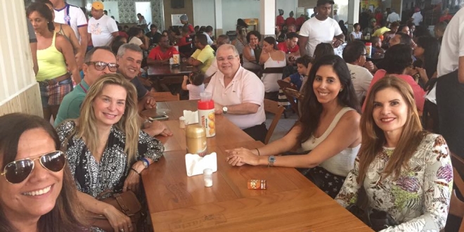 Lúcio Vieira Lima e amigos no Restaurante da Neinha 