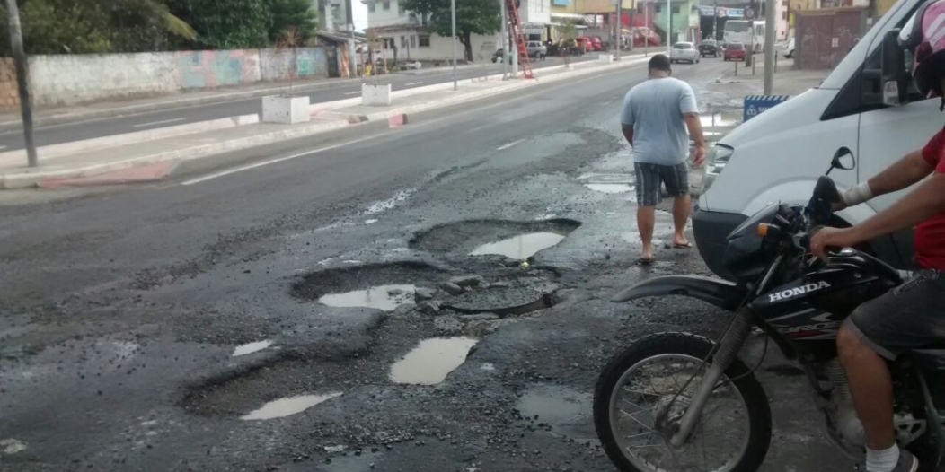 Buracos na Avenida Suburbana - Foto: Grupo de Whatsapp