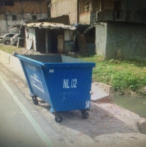 Container de Lixo colocado na Avenida Suburbana,