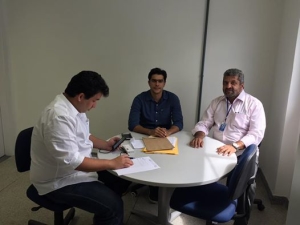Claudiu Conduru com candidato a vereador na sede da subprefeitura - Foto rede social de Claudio Conduru