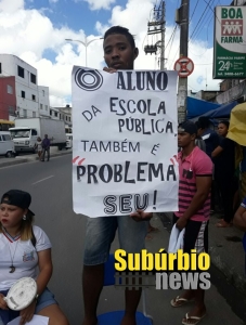 Estudantes travam a Avenida Suburbana 3