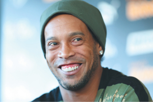Ronaldinho-Gaúcho-joga-dinheiro-para-cadeirante-durante-show