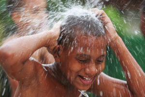 Meninos brincam com água em Boa Vista de São Caetano Foto: Carol Garcia/GOVBA