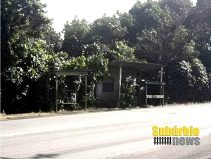 Ponto de ônibus na Estrada Velha de Periperi