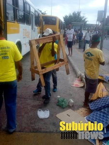 Prefeitura leva mercadorias de comerciantes no Largo do Luso - Fotos: Ngão do Luso