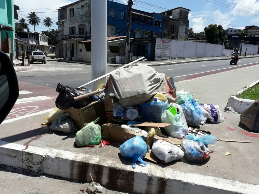 Lixo na Avenida Suburbana