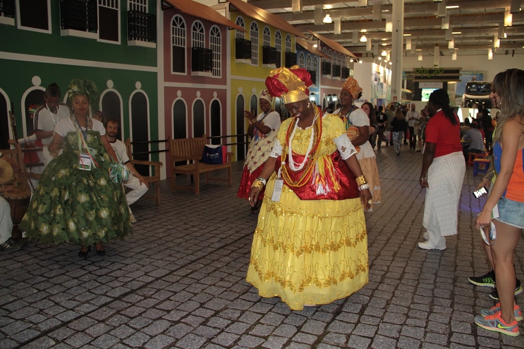 3-movimentacao-no-estande-da-bahia-foto-tatiana-azeviche-setur