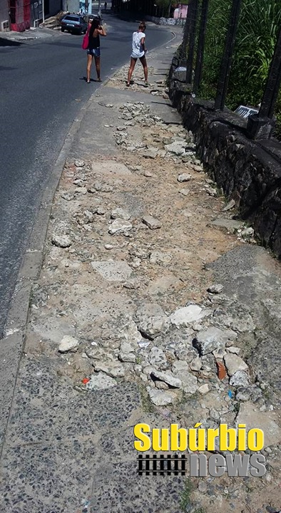 Moradores chamam atenção da Prefeitura para a situação do passeio da