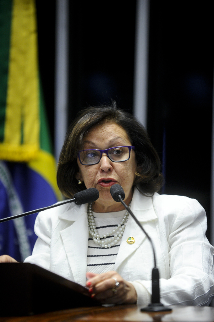 Sessão deliberativa extraordinária destinada a discussão do Parecer nº 726, de 2016, que analisa a procedência ou improcedência da Denúncia nº 1, de 2016, referente ao processo de impeachment da presidente Dilma Rousseff.  Em discurso, senadora Lídice da Mata (PSB-BA).  Foto: Marcos Oliveira/Agência Senado